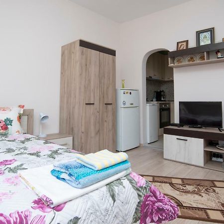 Lynn'S Oasis-Ocean Touch In Core Downtown Apartment Burgas Exterior photo