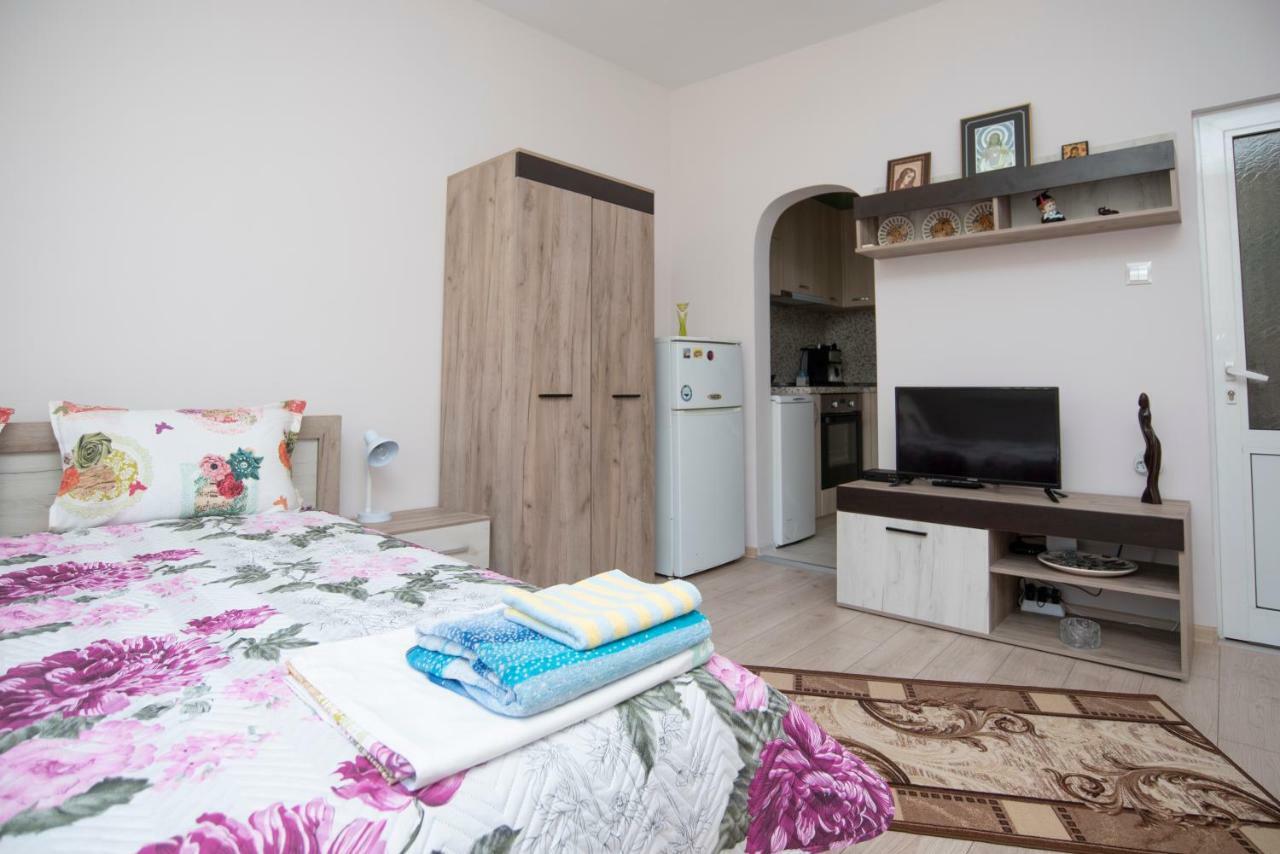 Lynn'S Oasis-Ocean Touch In Core Downtown Apartment Burgas Exterior photo