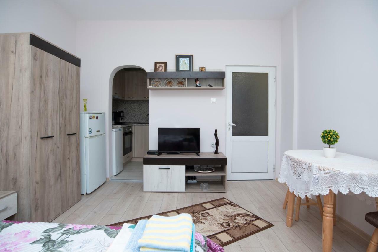 Lynn'S Oasis-Ocean Touch In Core Downtown Apartment Burgas Exterior photo