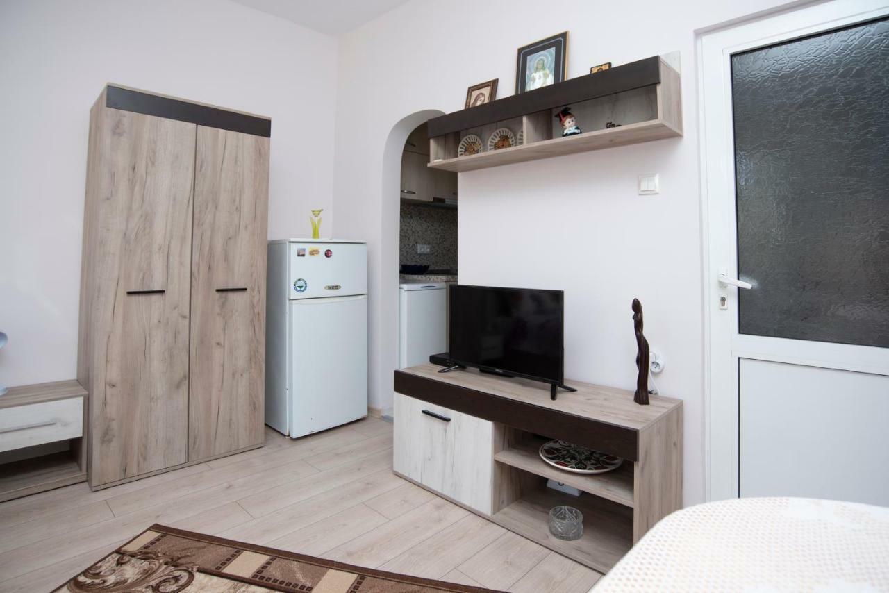Lynn'S Oasis-Ocean Touch In Core Downtown Apartment Burgas Exterior photo